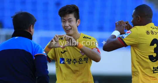 옐블 왤케 이뻐짐